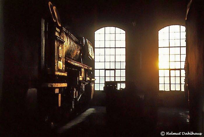 Abendstimmung Rundschuppen Bw Bestwig, 12.03.1967 — © Helmut Dahlhaus