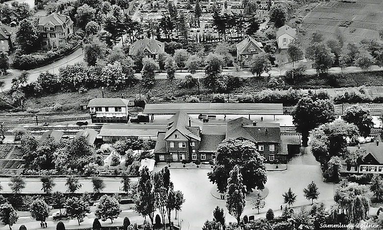 Postkartenansicht Bahnhof Menden mit Stellwerk "M" um 1960 &mdash; Sammlung Z&ouml;llner