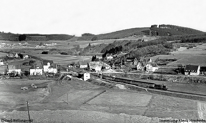 211 064 E 697 Köln -- Paderborn, Haltestelle Sondern, 00.03.1964 — © Carl Bellingrodt, Sammlung Zöllner